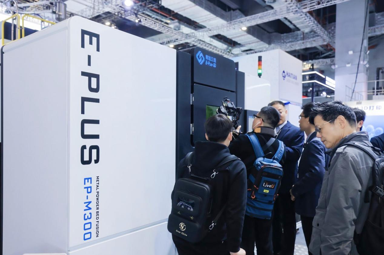 figure-3-customers-watching-beam-shaping-technology-1.jpeg figure-3-customers-watching-beam-shaping-technology-1.jpeg