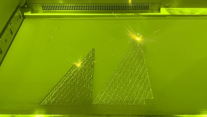 figure-3-customers-watching-beam-shaping-technology-2.jpg figure-3-customers-watching-beam-shaping-technology-2.jpg